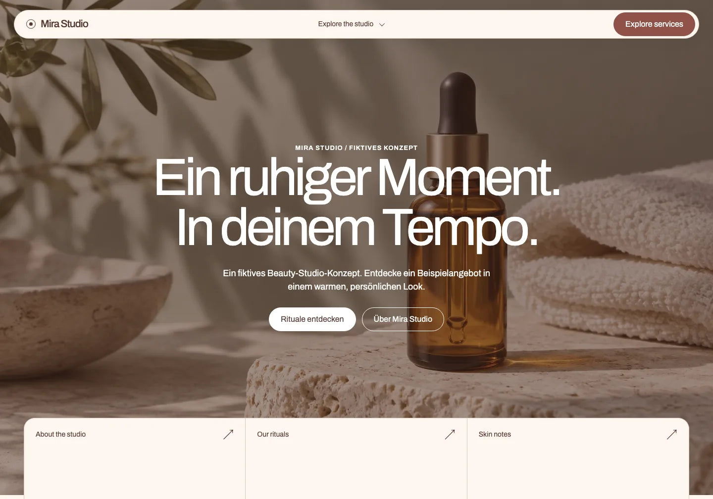 Vorbereiteter Mira-Studio-Einstieg: warme Farben, ein Serum-Foto und die Überschrift Ein ruhiger Moment. In deinem Tempo. auf dem erhaltenen Aluna-Layout