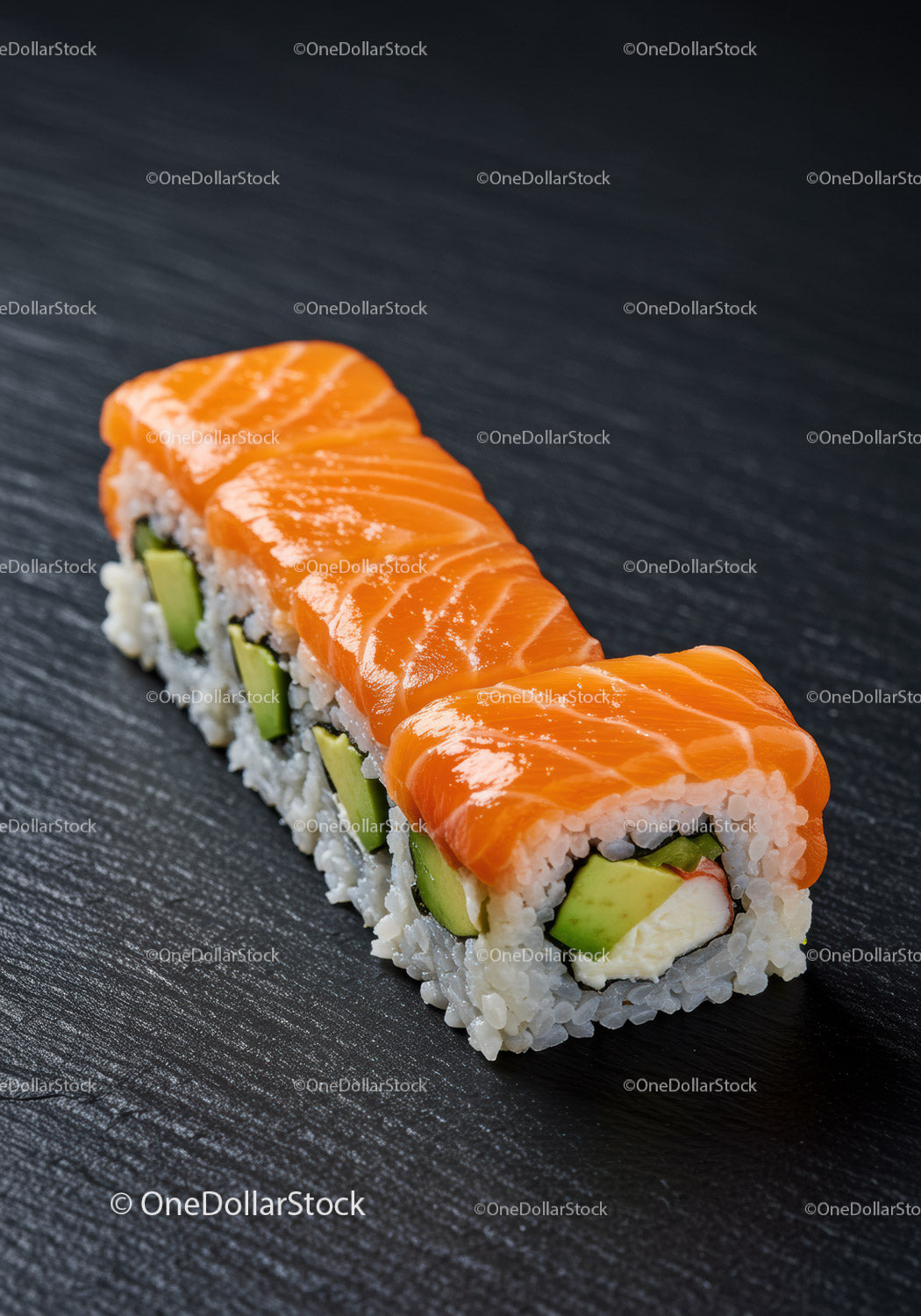 Świeża rolka sushi z łososiem, awokado i serkiem śmietankowym