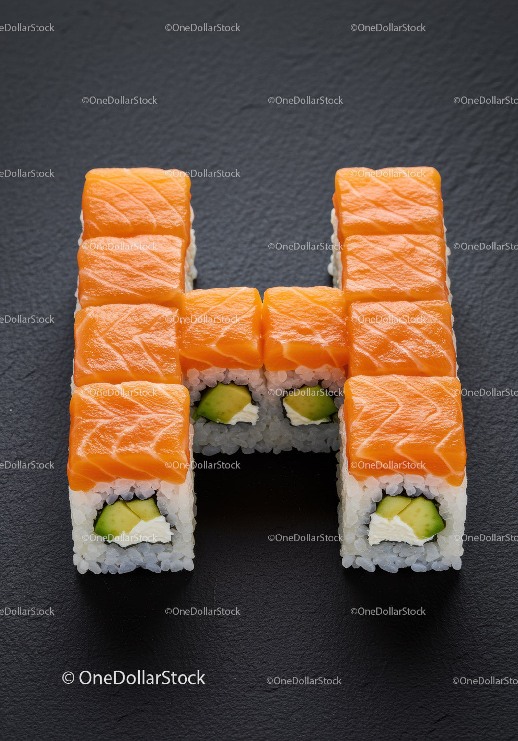 Rolki sushi z łososiem ułożone w literę H na czarnym tle