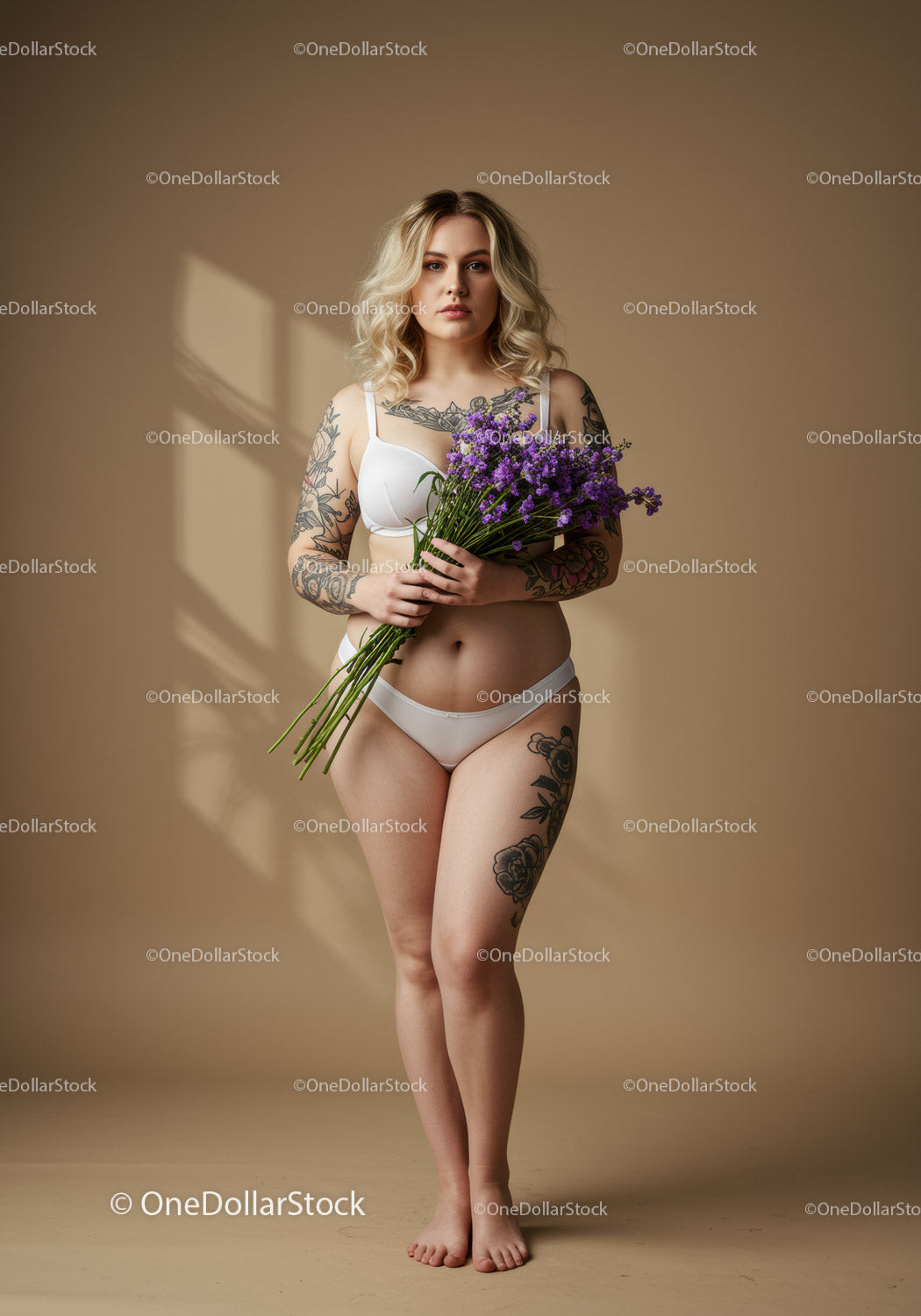 Wytatuowana kobieta z fioletowymi kwiatami w bieliźnie, portret studyjny