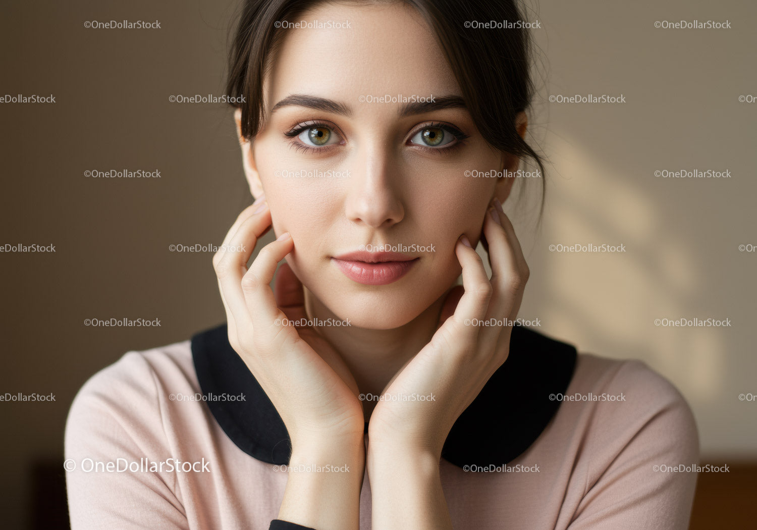 Portret młodej kobiety z zielonymi oczami i naturalnym makijażem