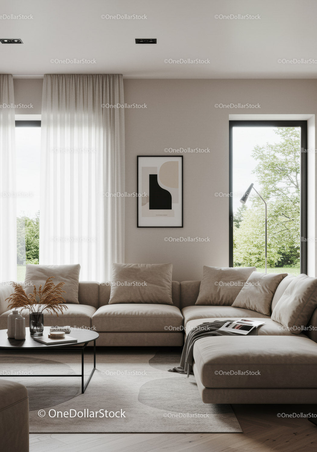 Elegancki, nowoczesny salon z beżową kanapą i dużymi oknami