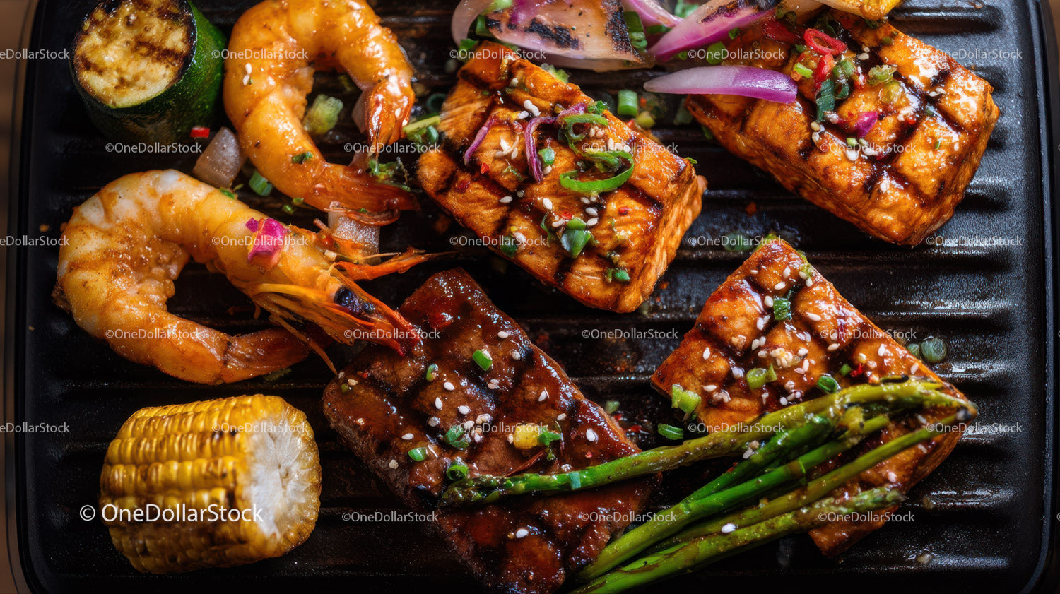 Świeży łosoś i krewetki z grillowanymi warzywami na patelni BBQ