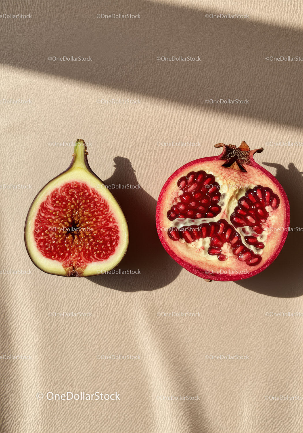Świeże połówki fig i granatu na beżowej tkaninie
