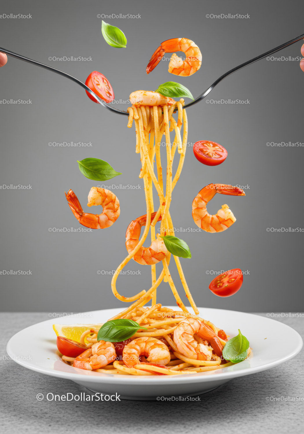 Spaghetti z krewetkami, świeżą bazylią i pomidorkami koktajlowymi