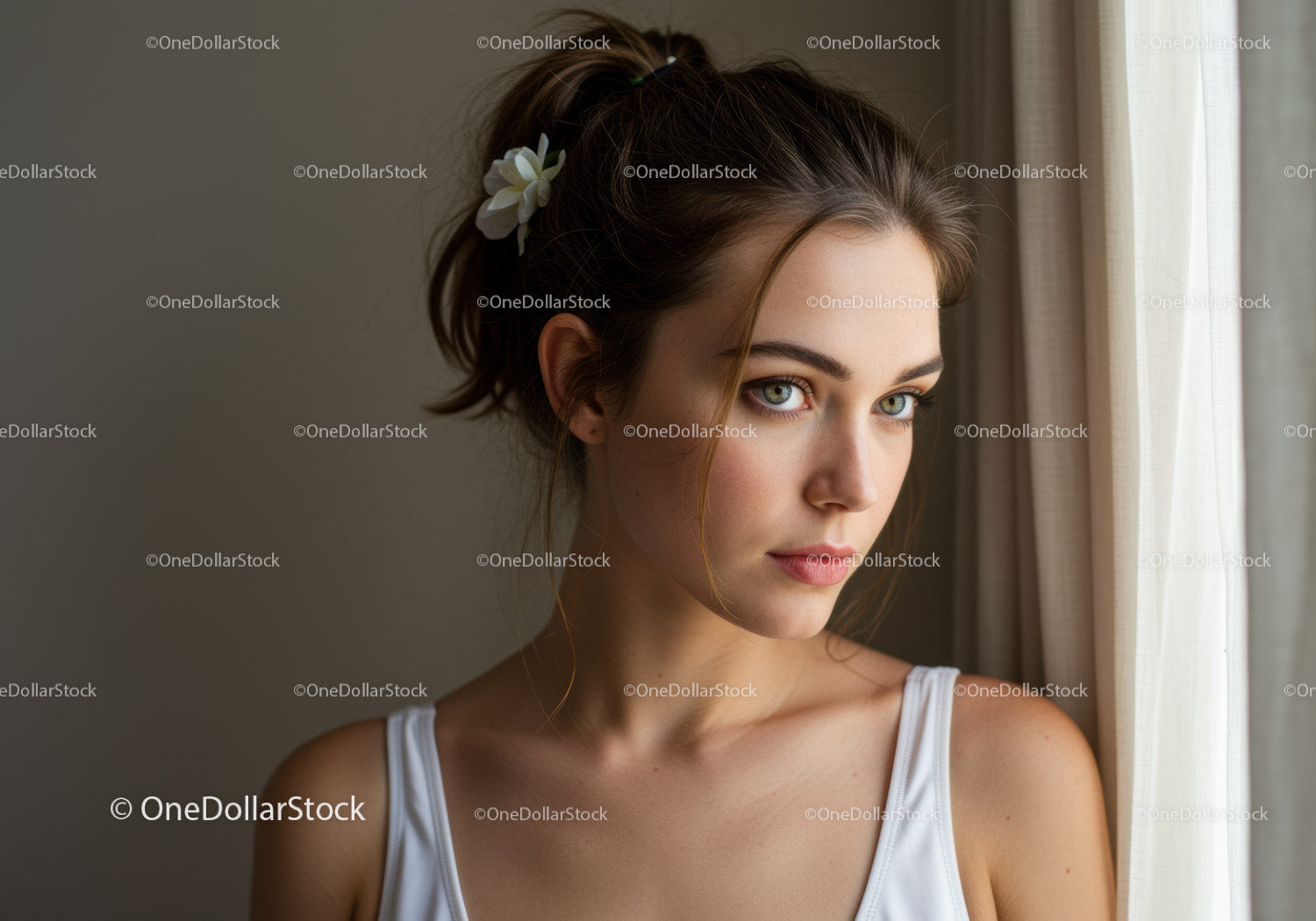 Portret młodej kobiety przy oknie w jasnym, naturalnym świetle
