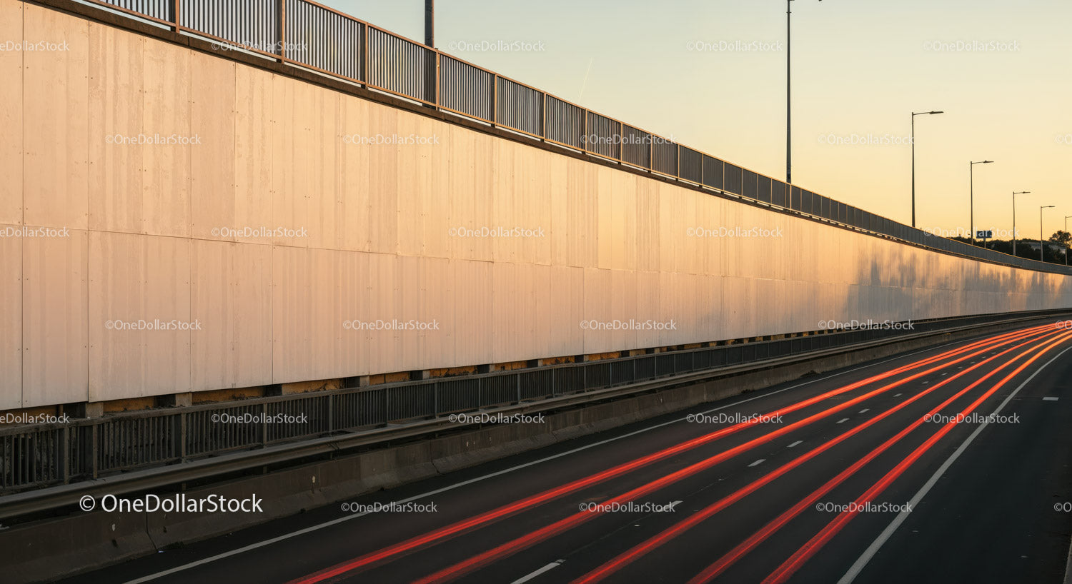 Ślady światła na nowoczesnej autostradzie miejskiej o zachodzie słońca