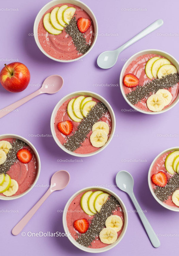 Świeże miski smoothie z nasionami chia na fioletowym tle
