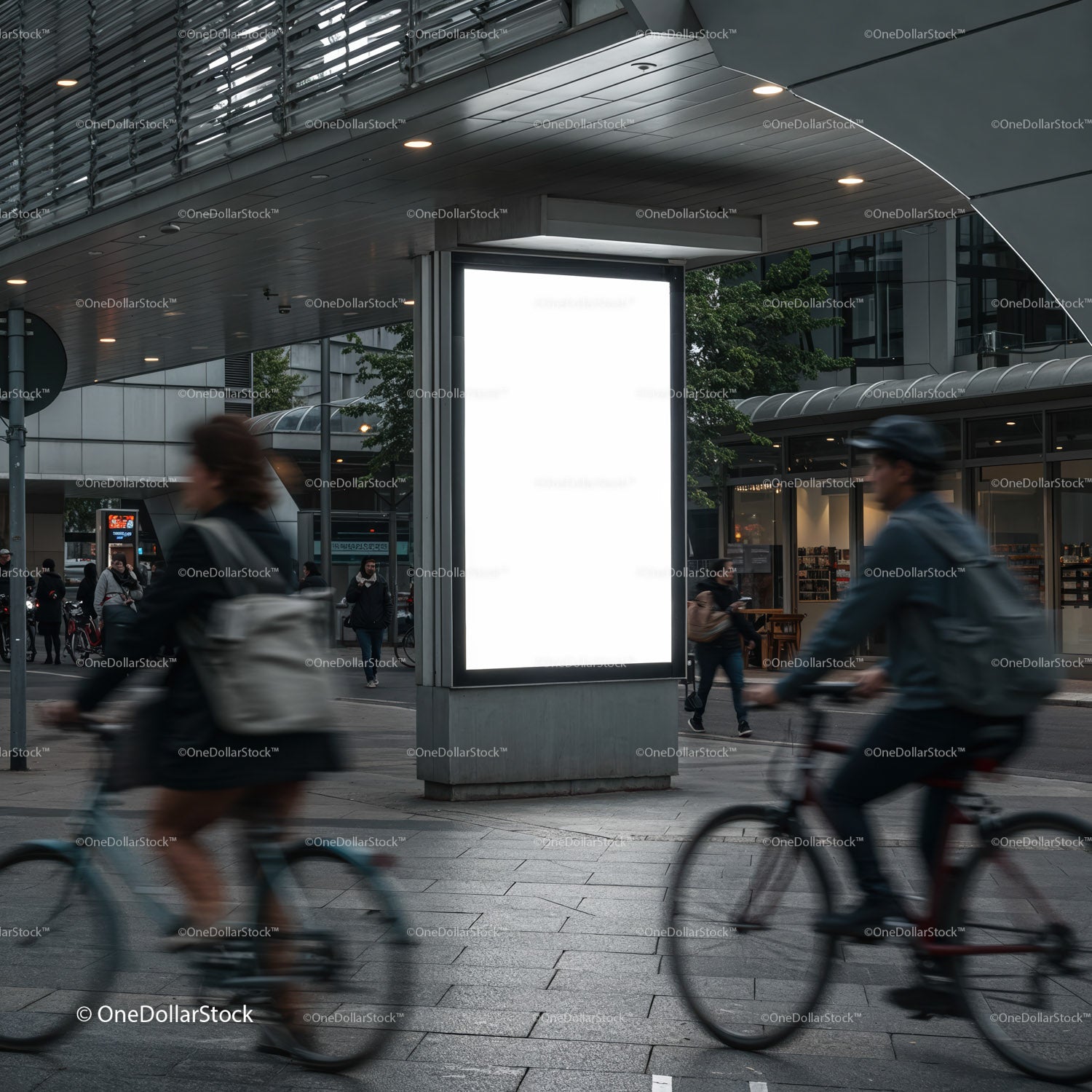 Dojeżdżający do pracy rowerzyści mijają pustą tablicę reklamową