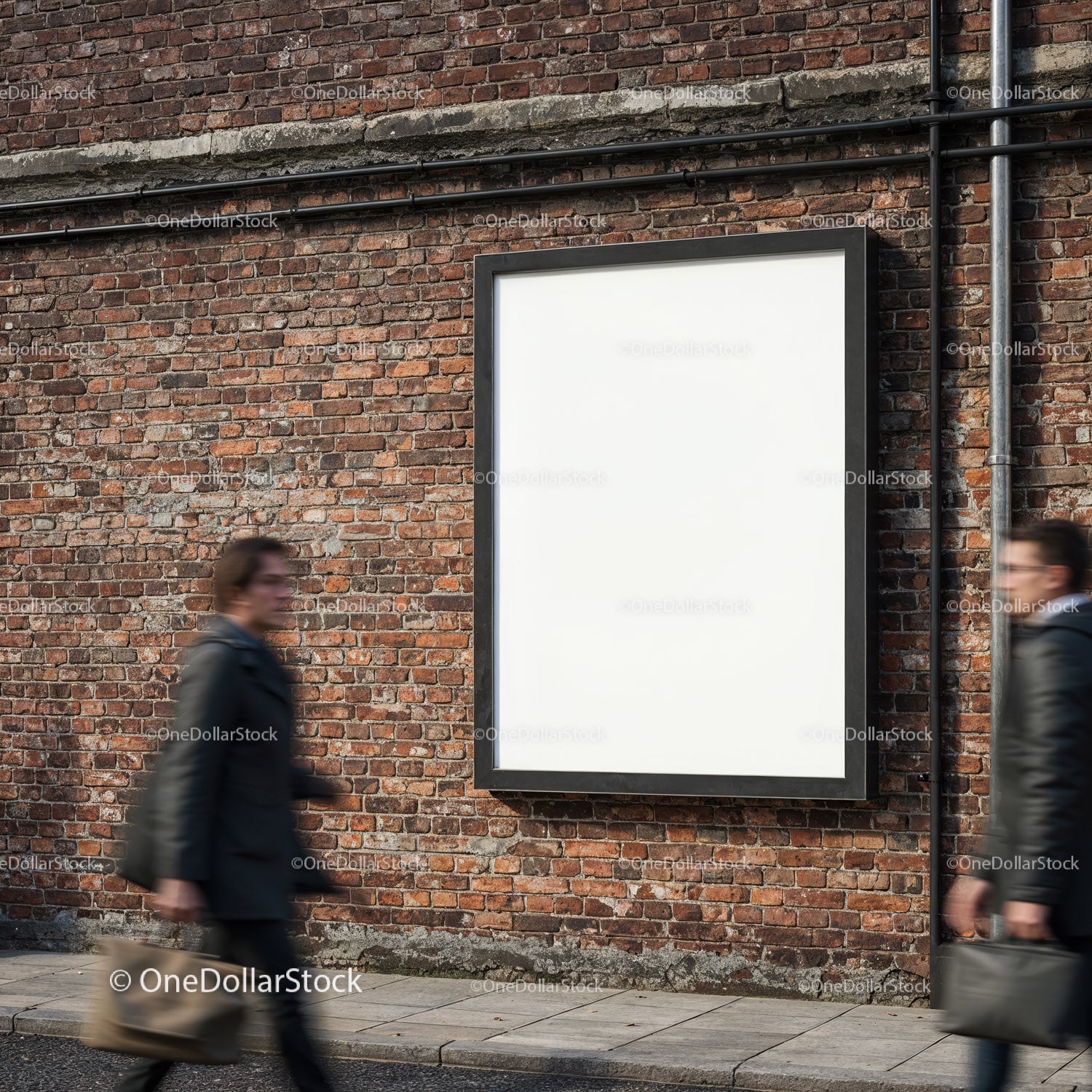 Pusty billboard reklamowy na miejskiej ścianie z cegły z ruchliwymi pieszymi