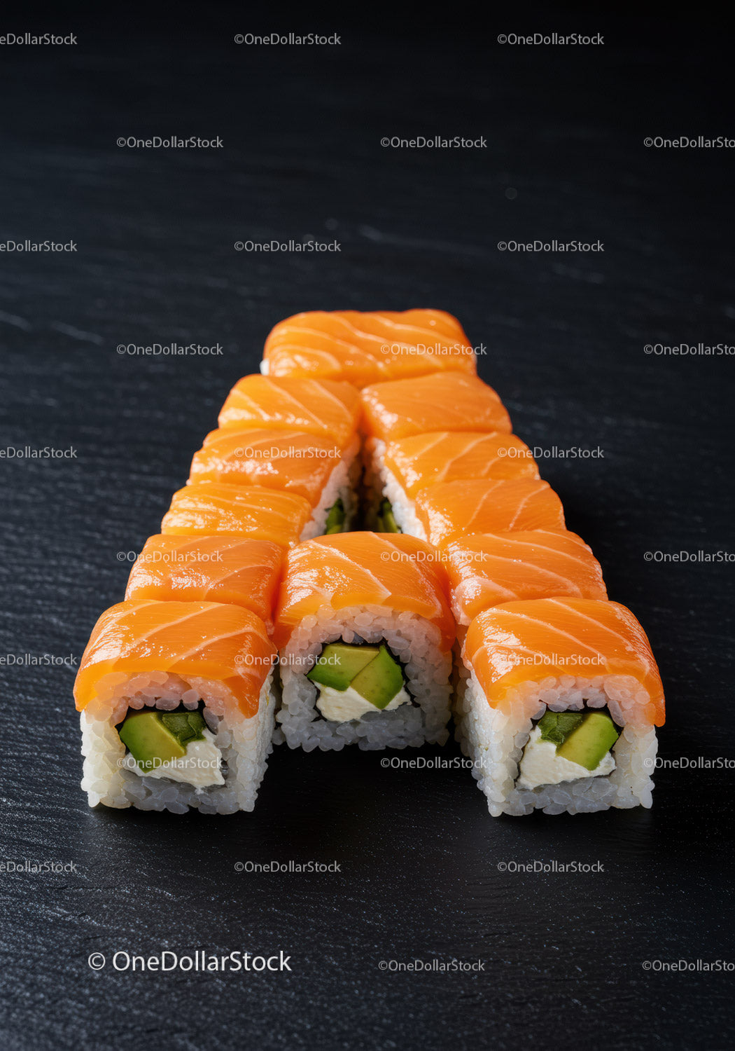 Świeże rolki sushi z łososiem i awokado na czarnym łupku
