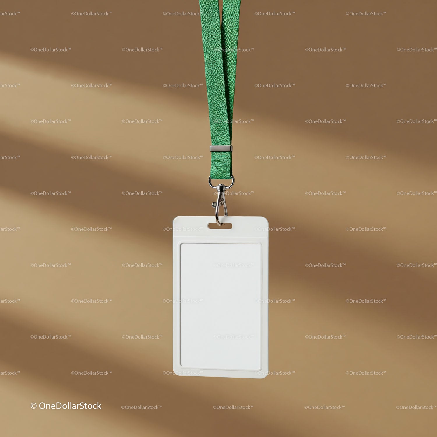 Pusty identyfikator firmy Green Lanyard zawieszony na brązowej ścianie