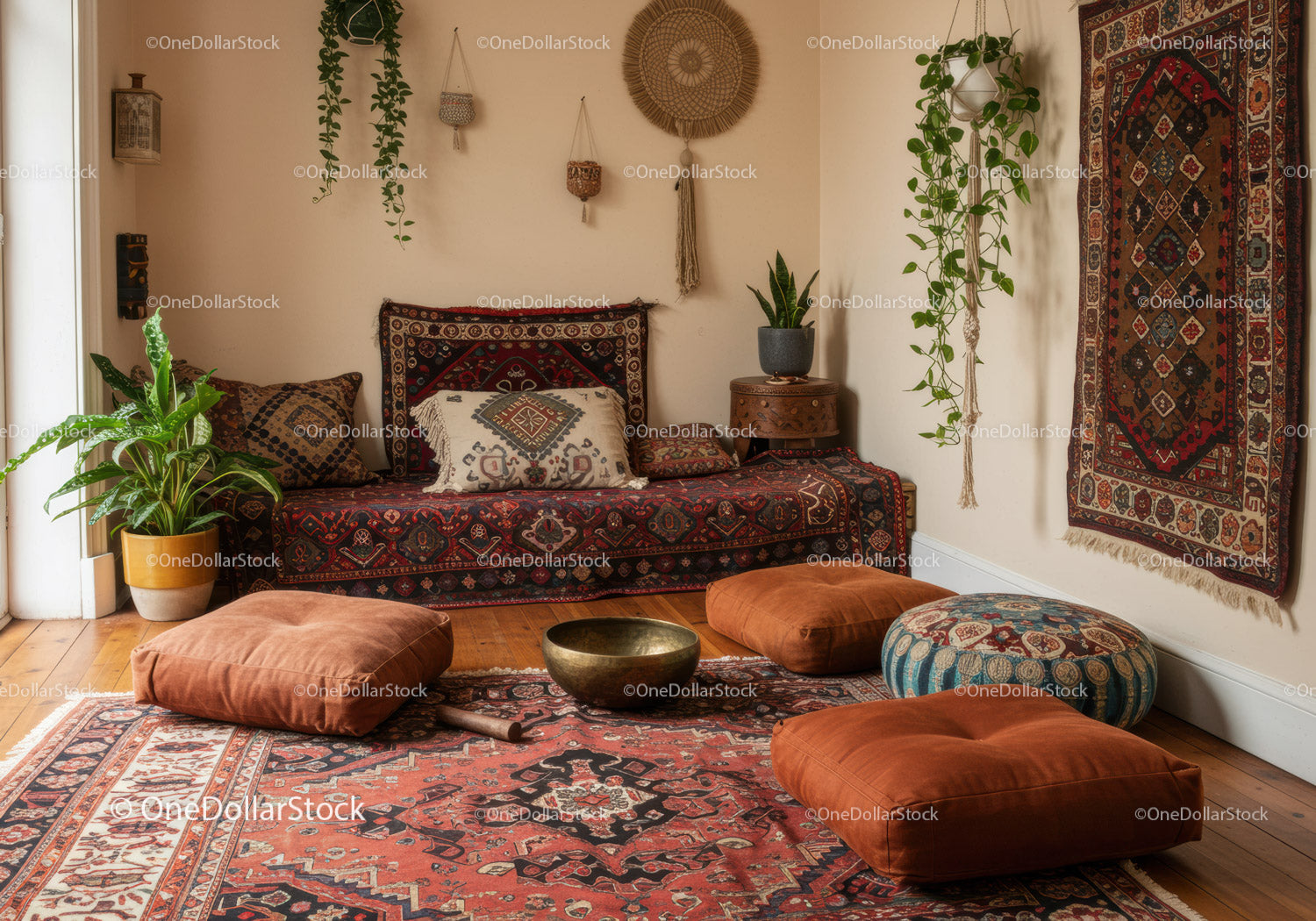 Przytulny salon w stylu boho z zabytkowymi tekstyliami i roślinami