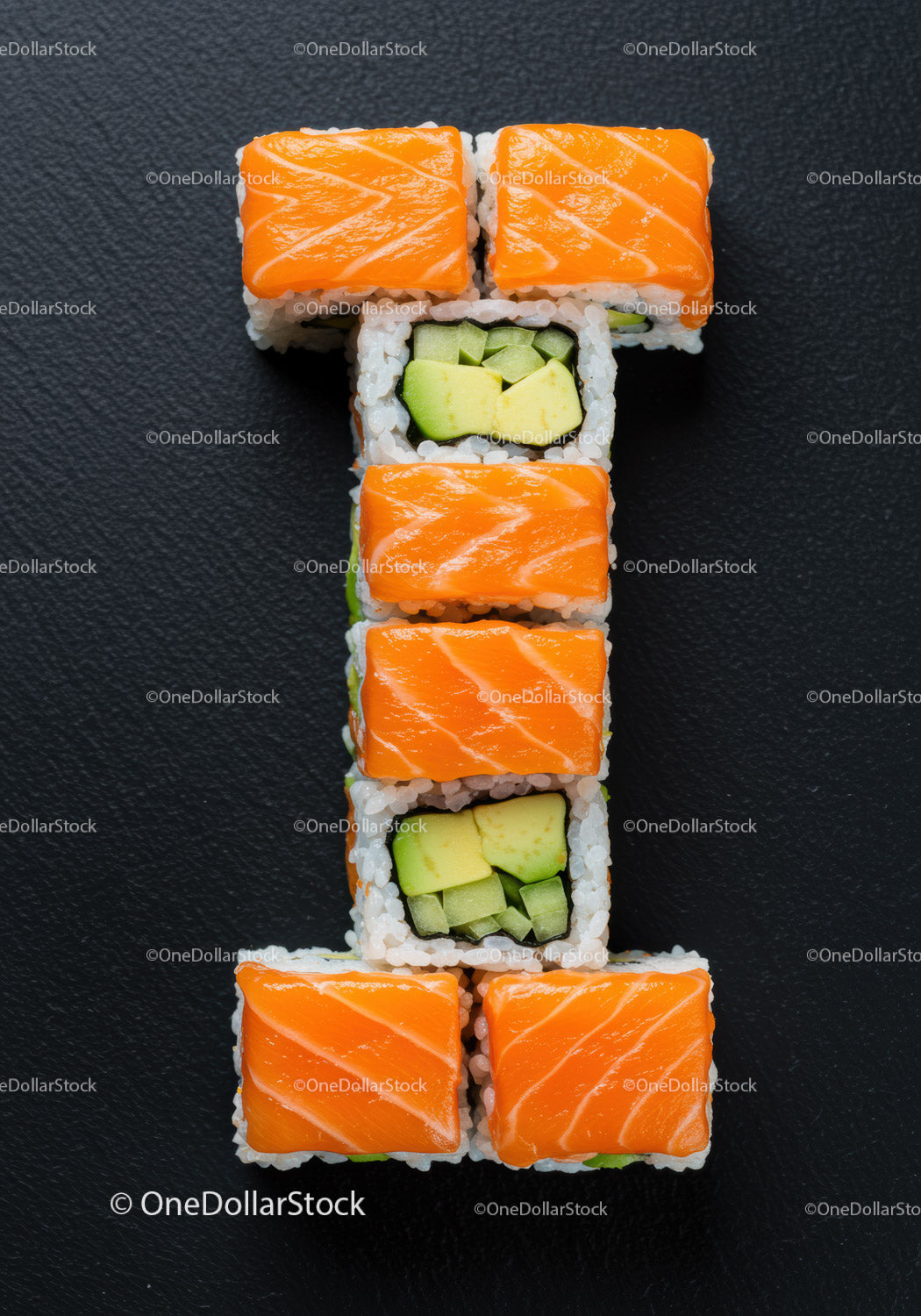 Sushi z łososiem i awokado ułożone w kształt cyfry jeden
