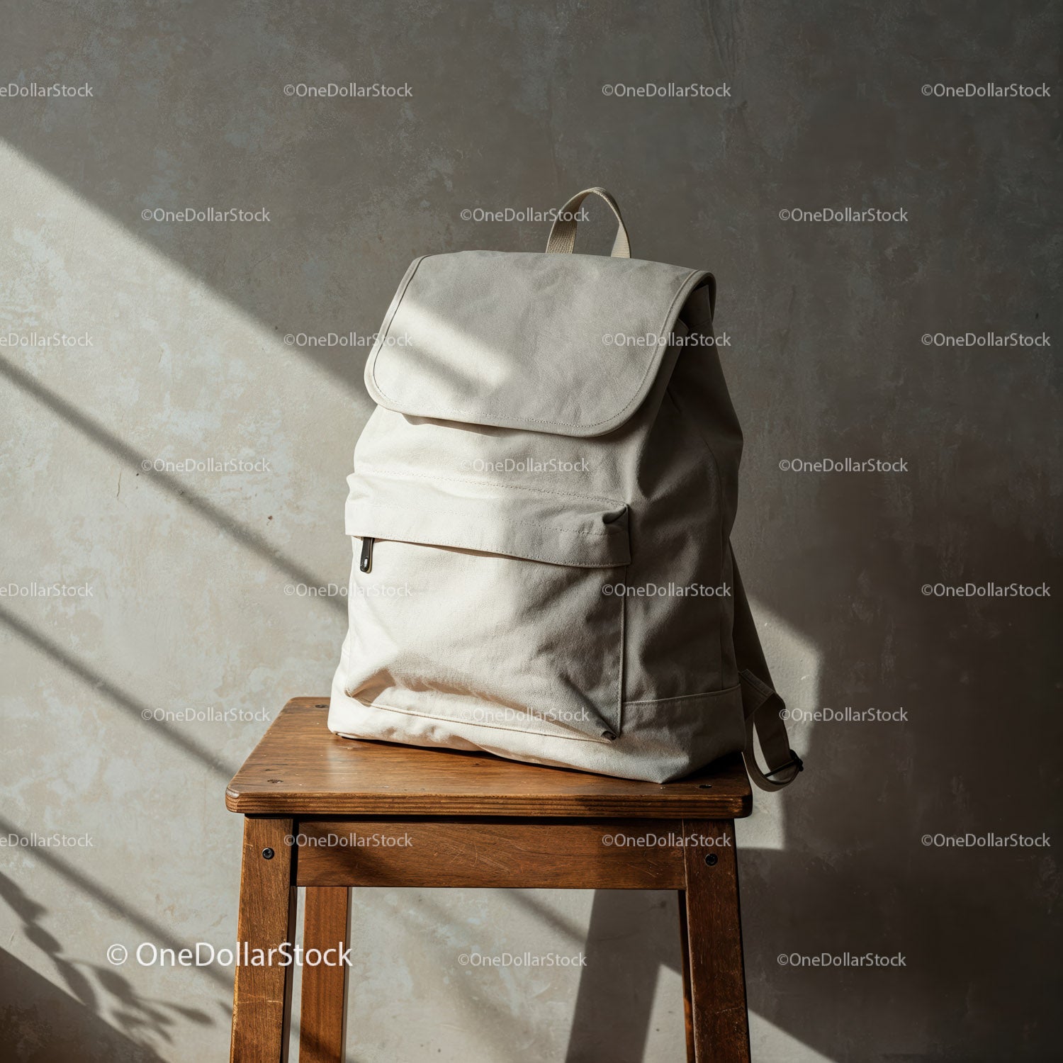 Beżowy plecak płócienny na drewnianym stołku z naturalnym światłem