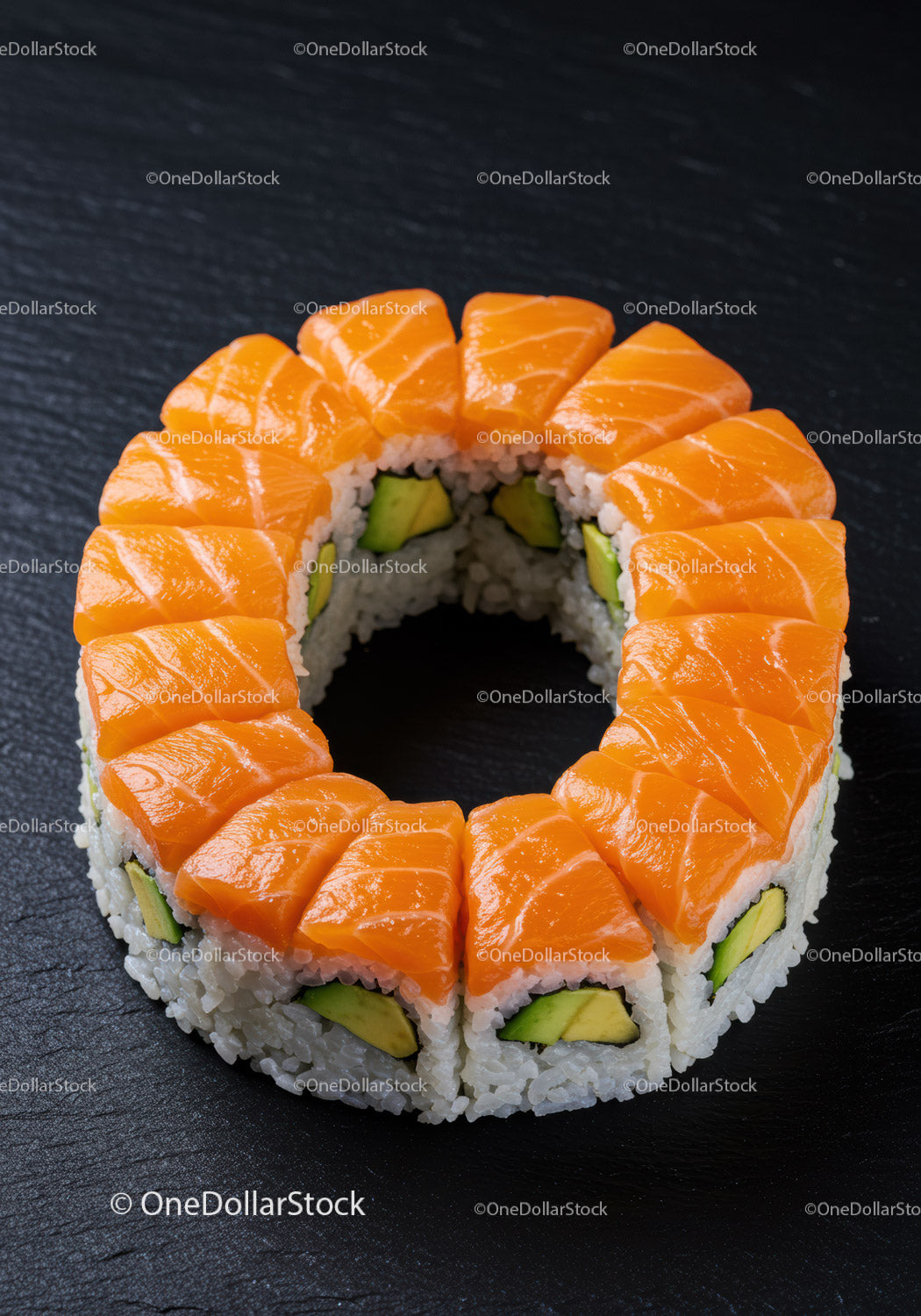 Krąg świeżych rolek sushi z łososiem i awokado na czarnym łupku