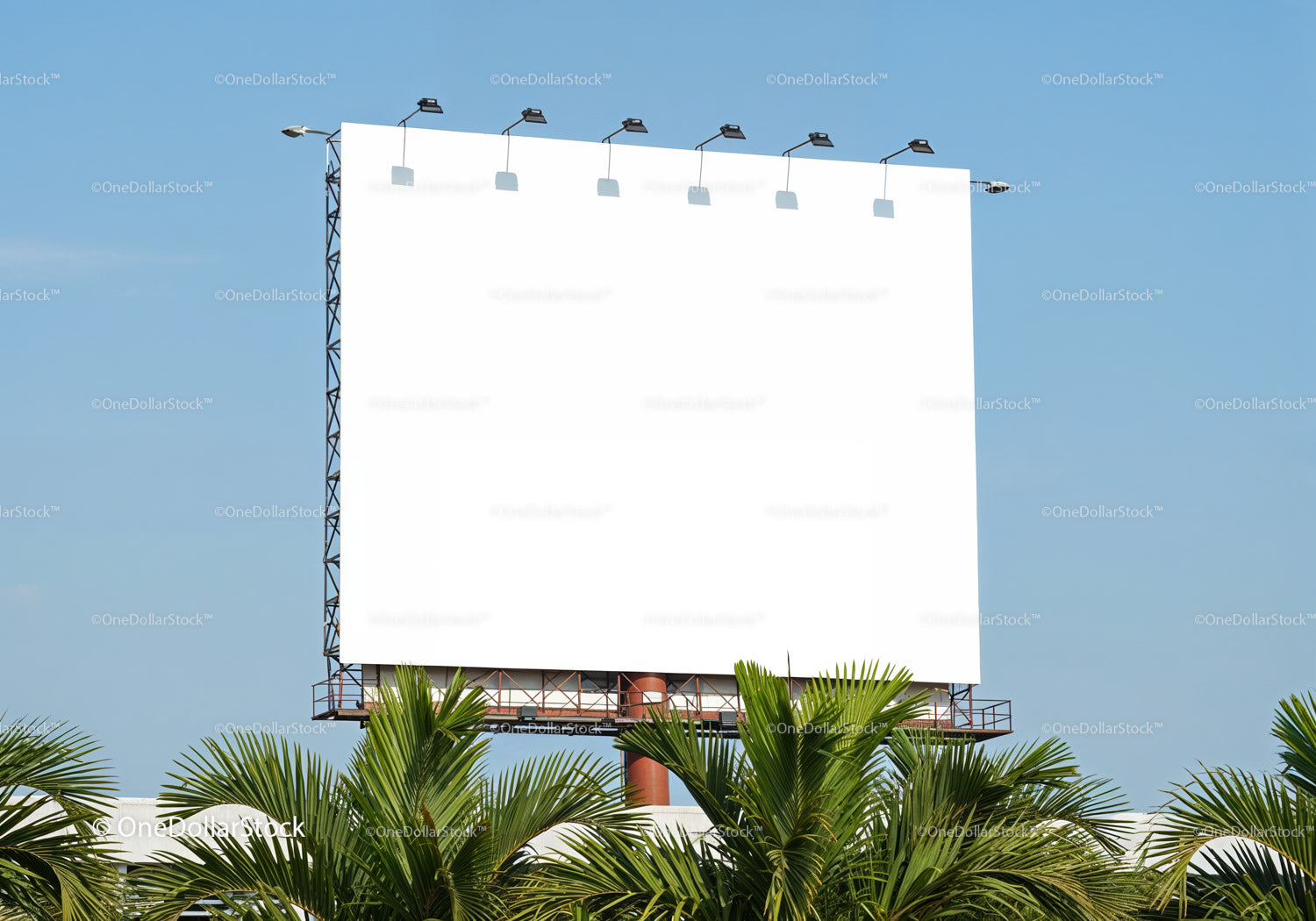 Duży, pusty billboard nad zielonymi palmami pod czystym niebem