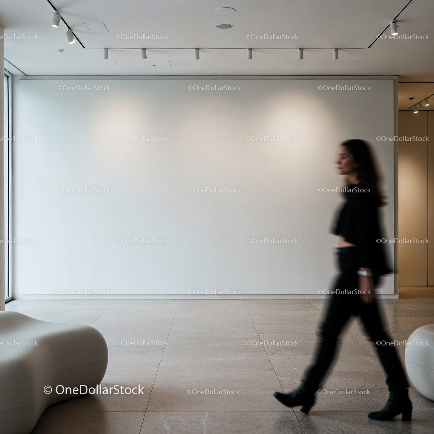Rozmazana kobieta spacerująca w minimalistycznej przestrzeni galerii