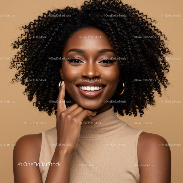 Elegancka czarnoskóra kobieta z afro uśmiechnięta - portret