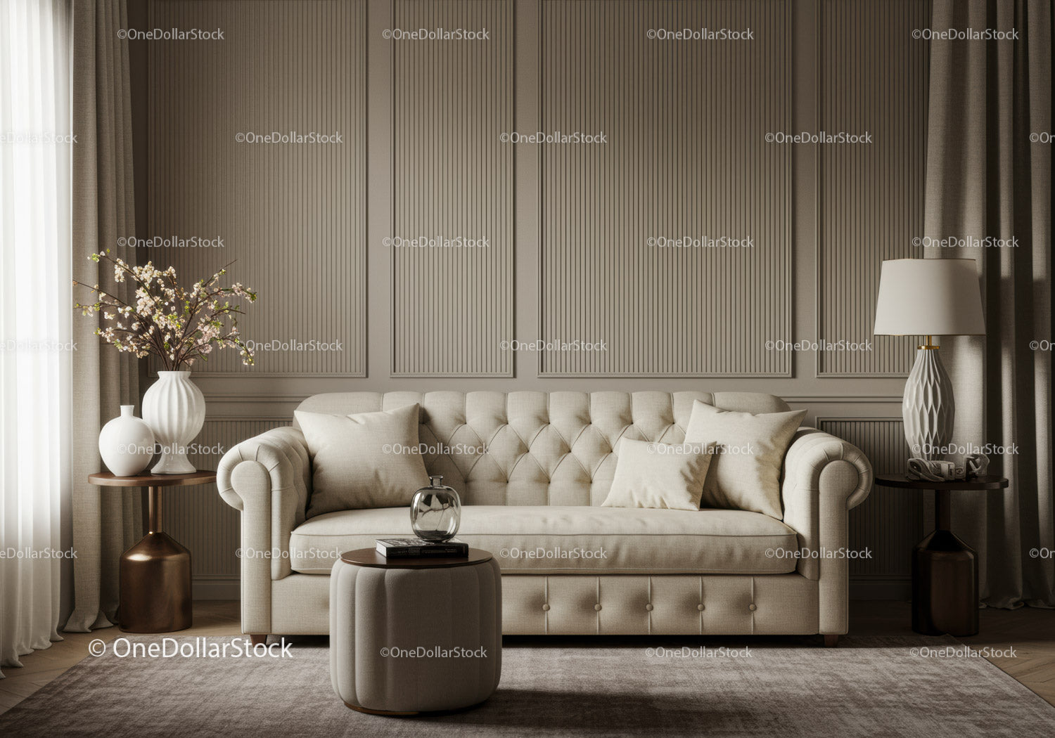 Elegancka beżowa sofa w klasycznym wnętrzu salonu