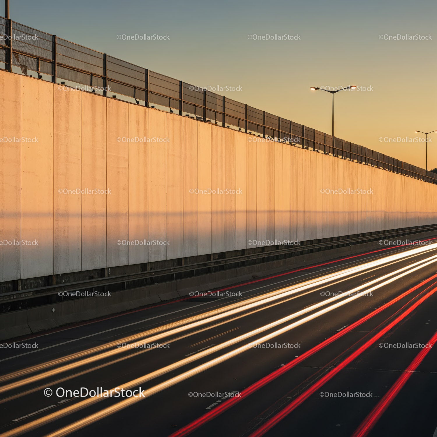 Autostrada miejska ze smugami światła i zachodzącym niebem o zmierzchu