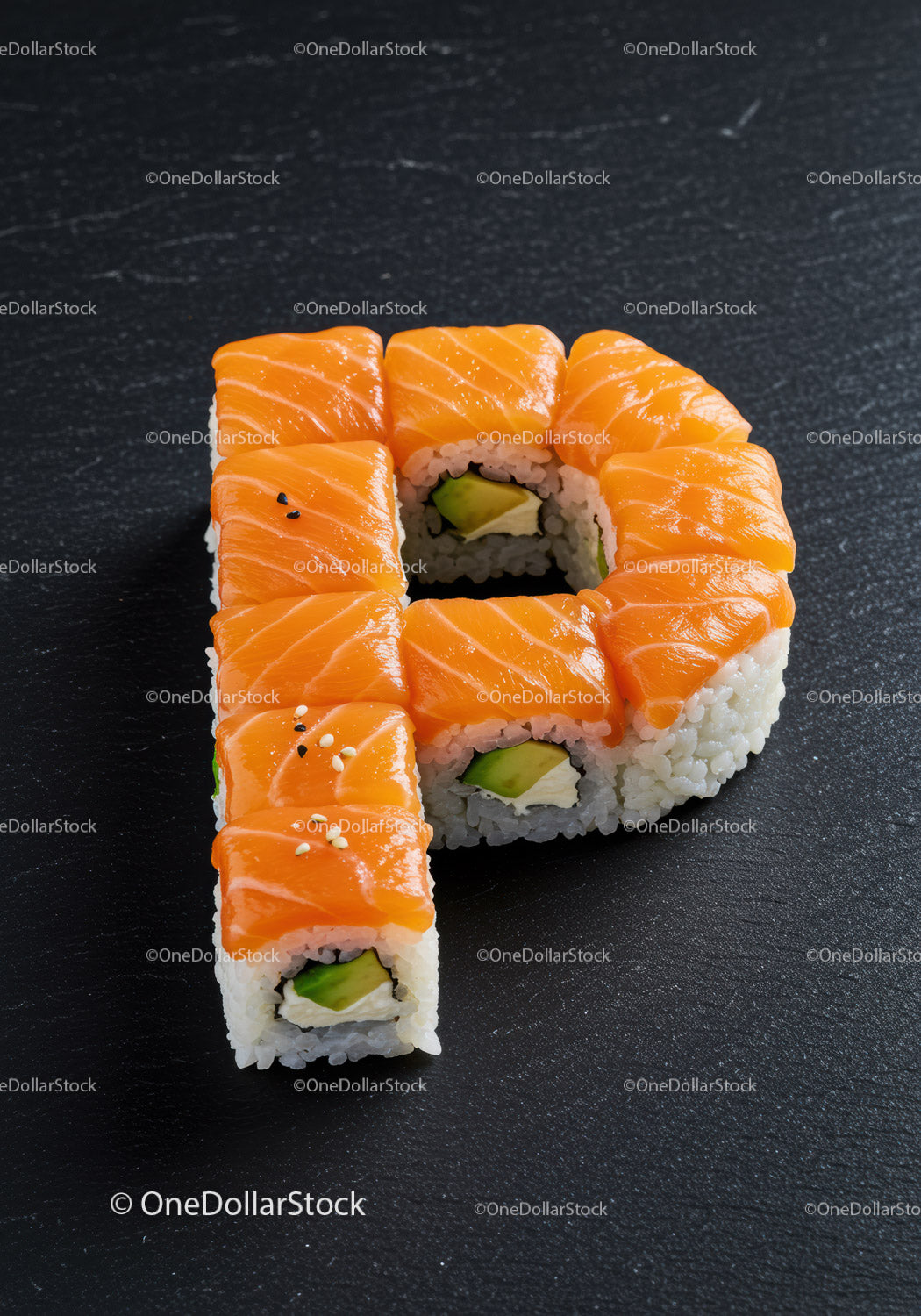 Kreatywne rolki sushi w kształcie litery P na czarnym łupku