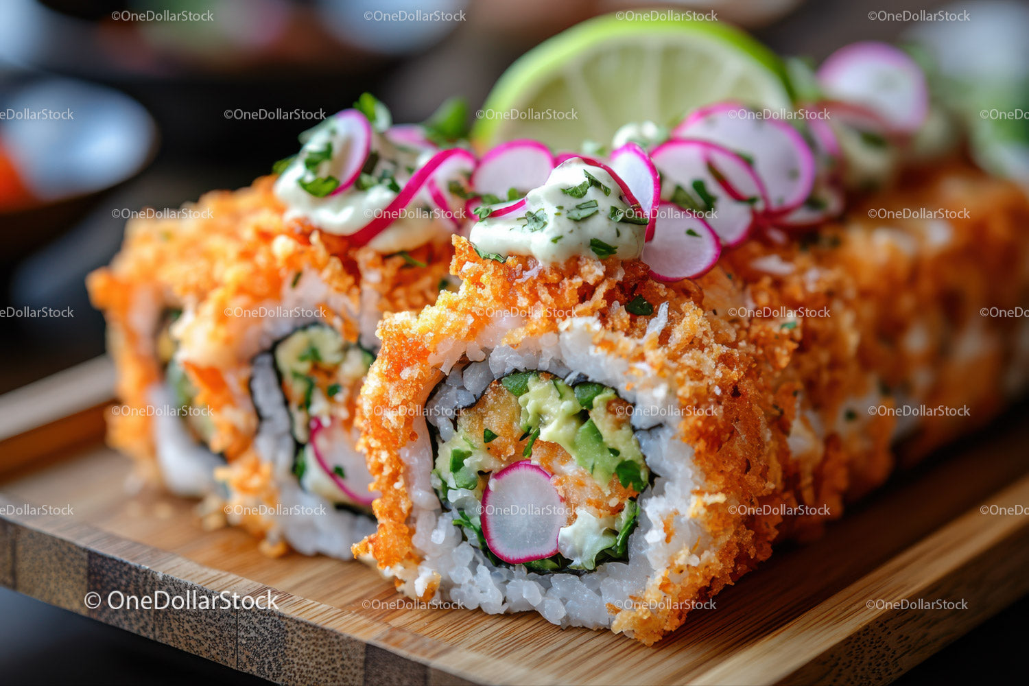 Świeża rolka sushi z awokado, rzodkiewką i chrupiącą tempurą