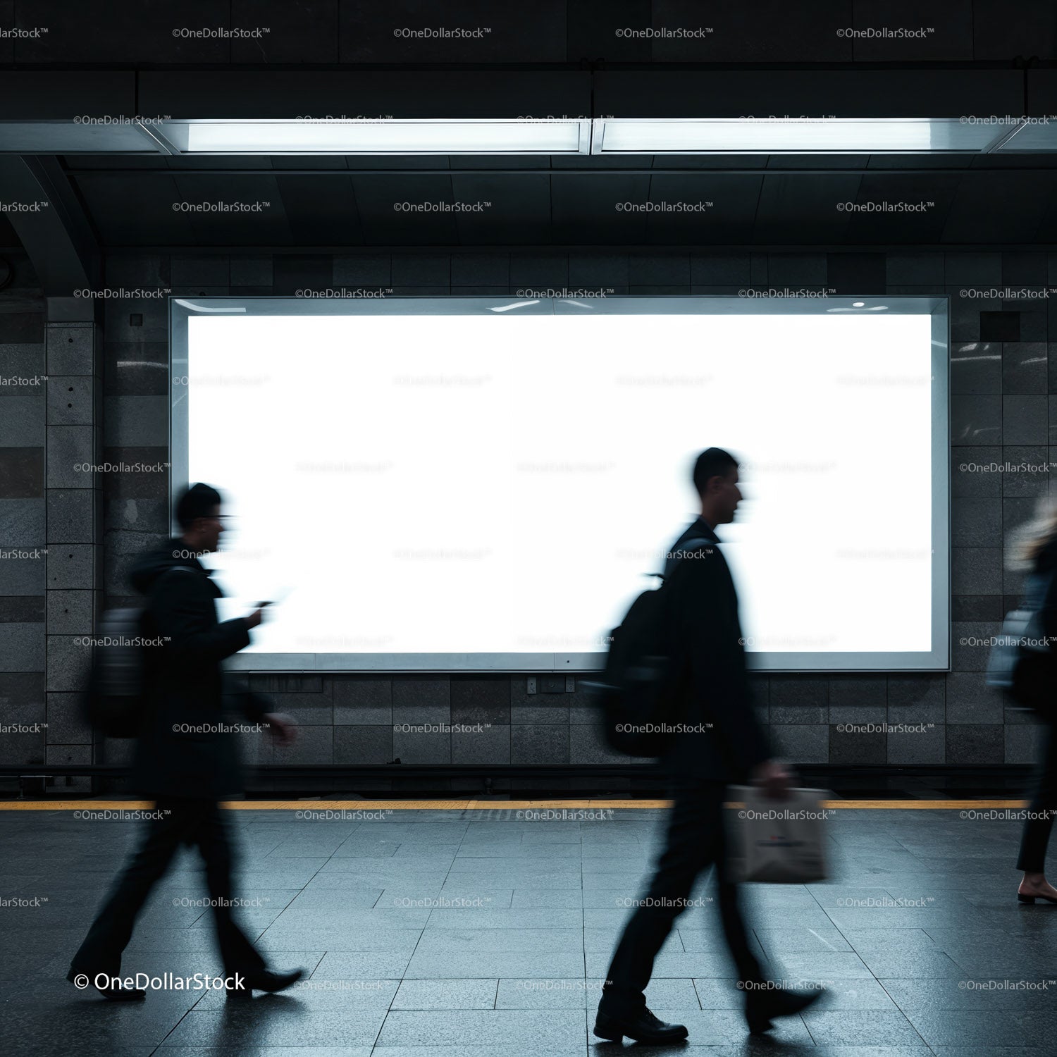 Rozmazani pasażerowie przechodzący obok pustego billboardu w metrze