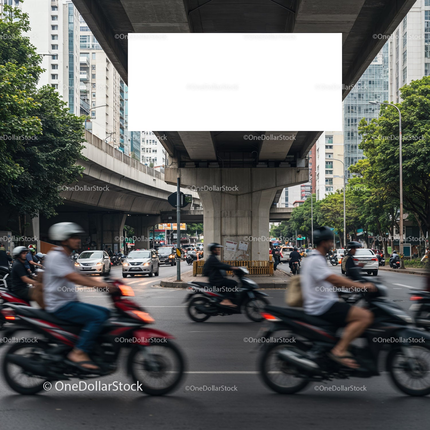 Ruch miejski z motocyklami pod wiaduktem miejskim
