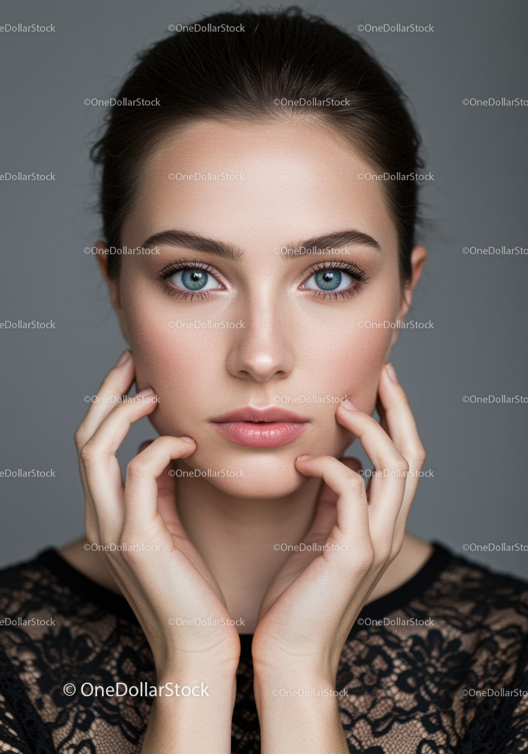 Portret kobiety z nieskazitelną cerą i jasnoniebieskimi oczami
