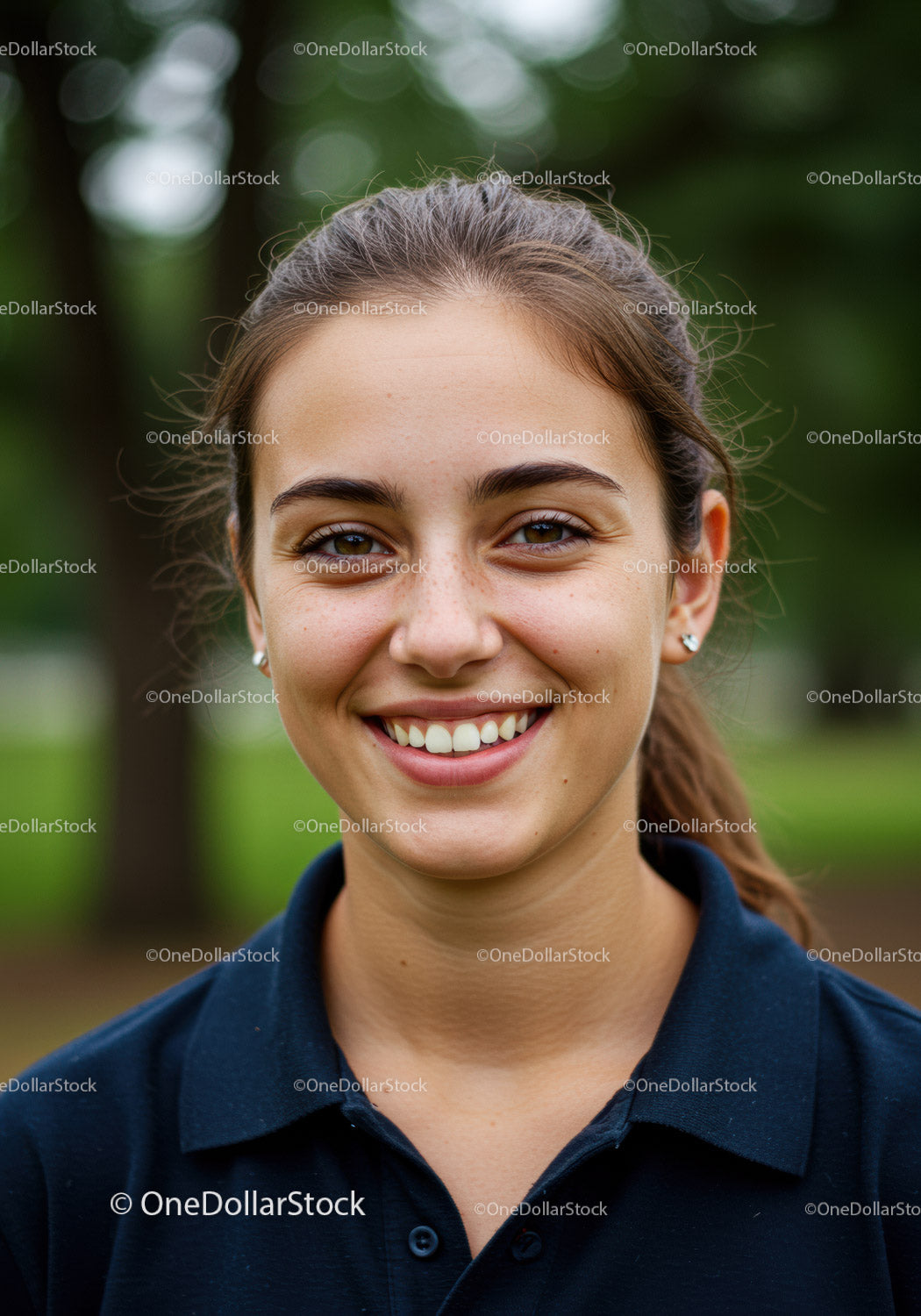 Portret uśmiechniętej młodej kobiety na zewnątrz na naturalnym tle