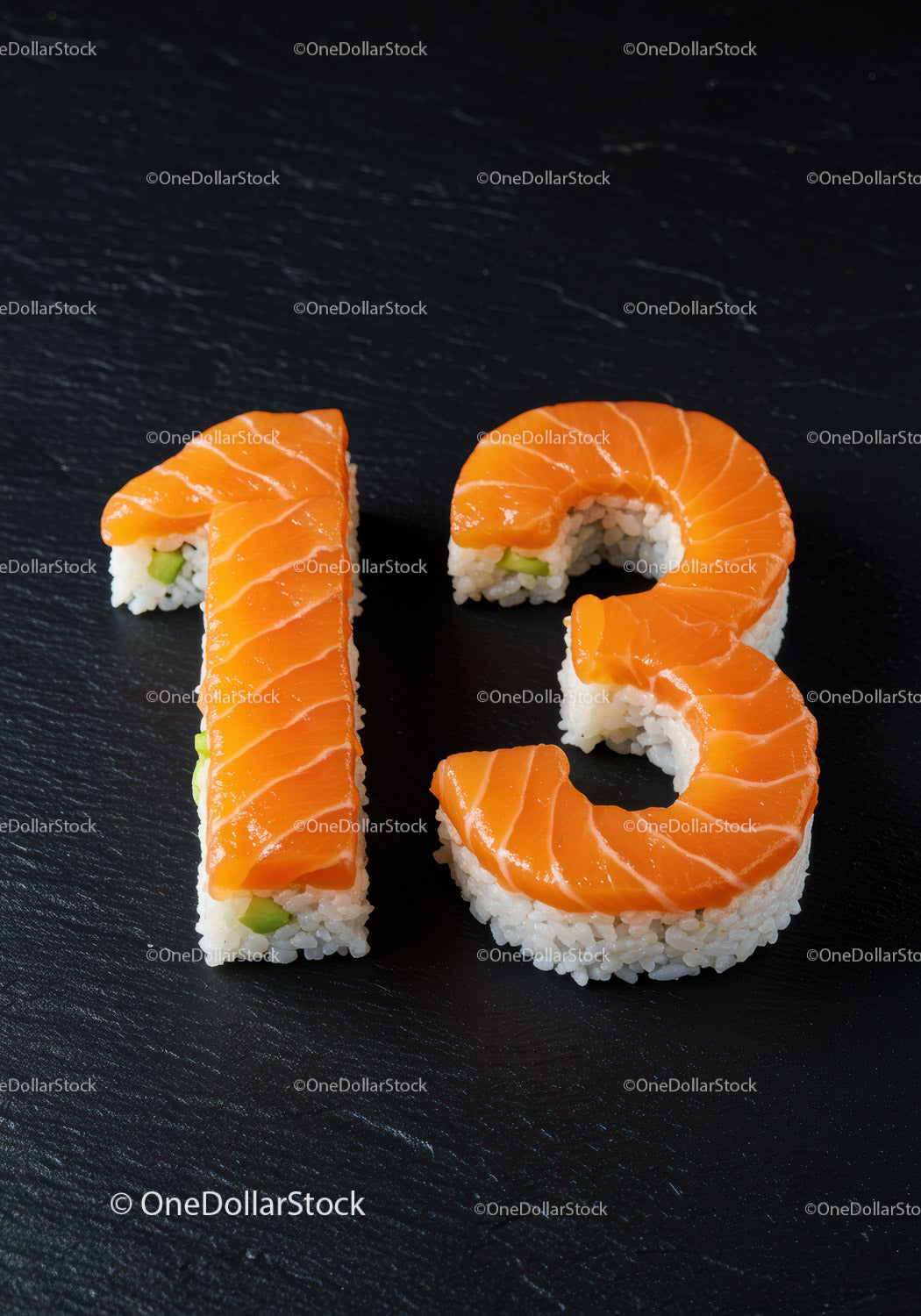 Kreatywne sushi w kształcie cyfry trzynaście na ciemnym talerzu