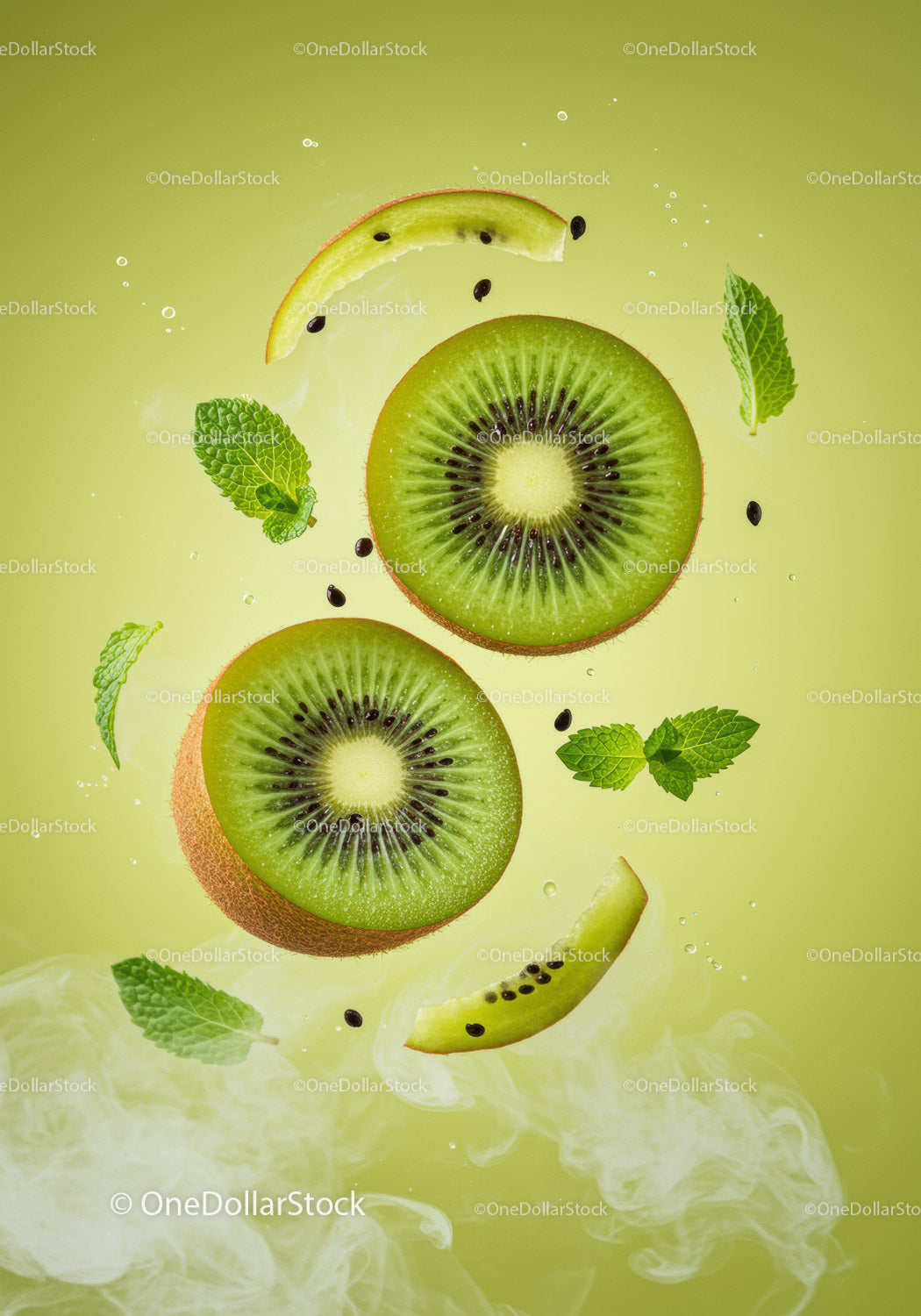 Świeże plasterki kiwi z liśćmi mięty na zielonym tle