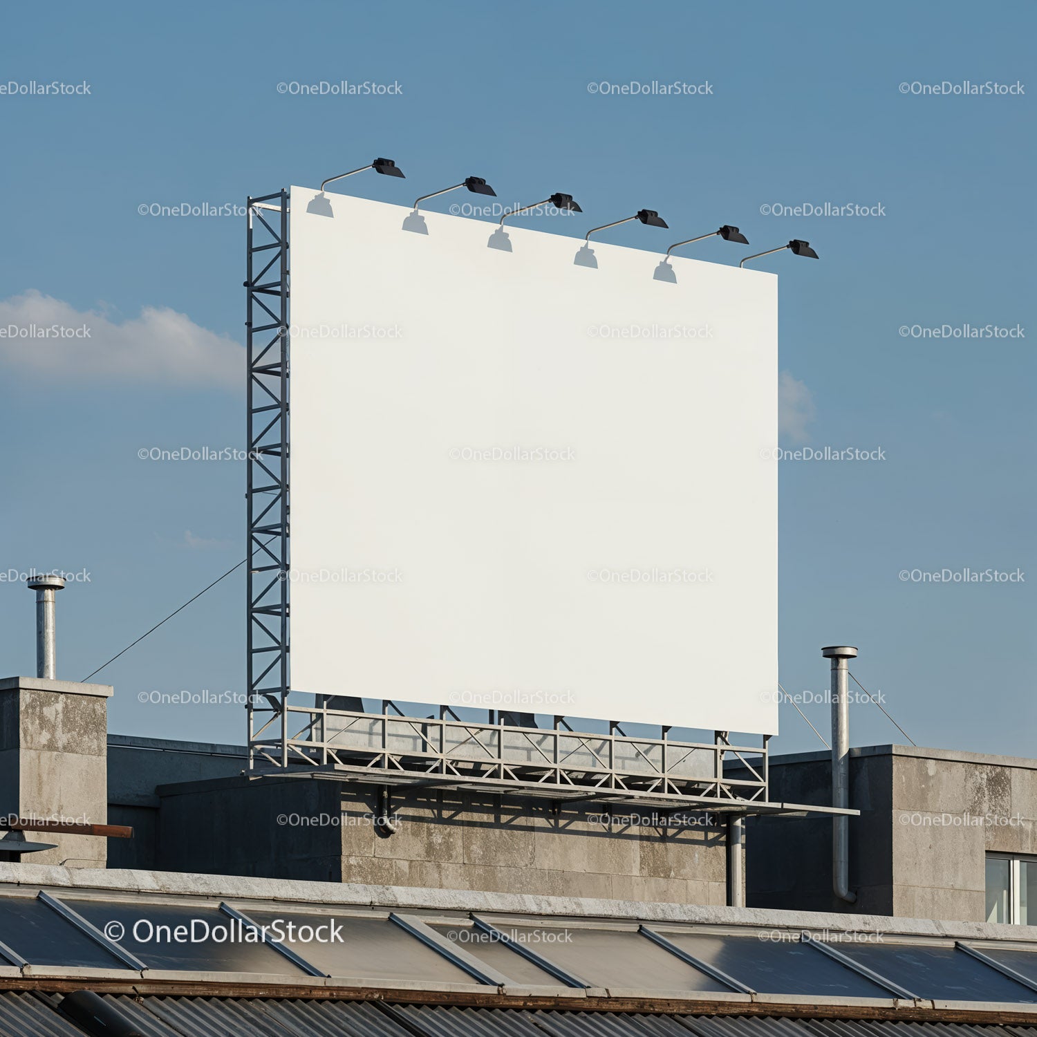 Pusty billboard na dachu miejskim na tle nieba