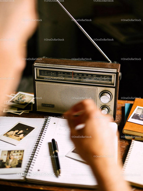Wintage radio z odręcznymi notatkami i zdjęciami natychmiastowymi