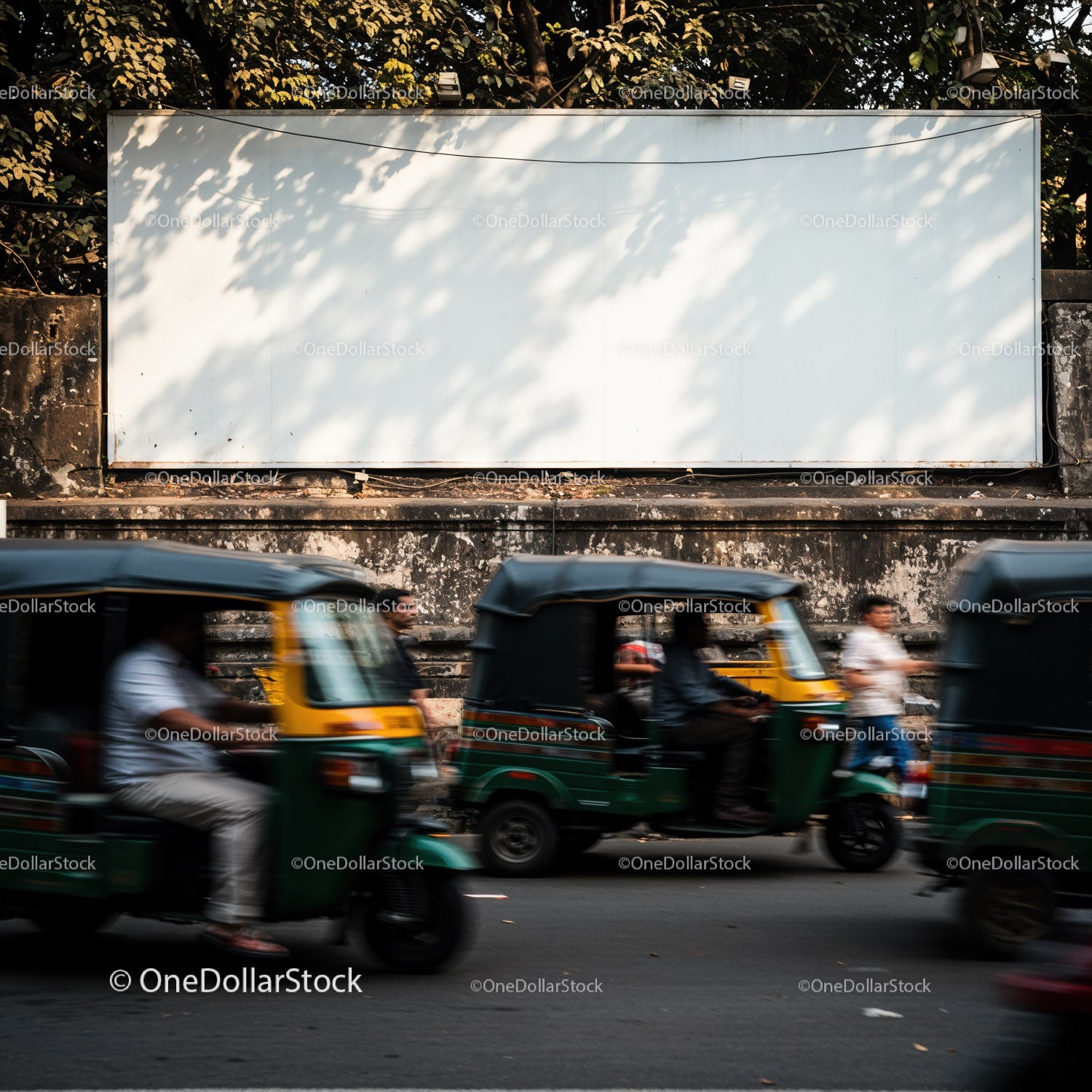 Ruchliwa ulica z poruszającymi się auto-rikszami i pustym billboardem