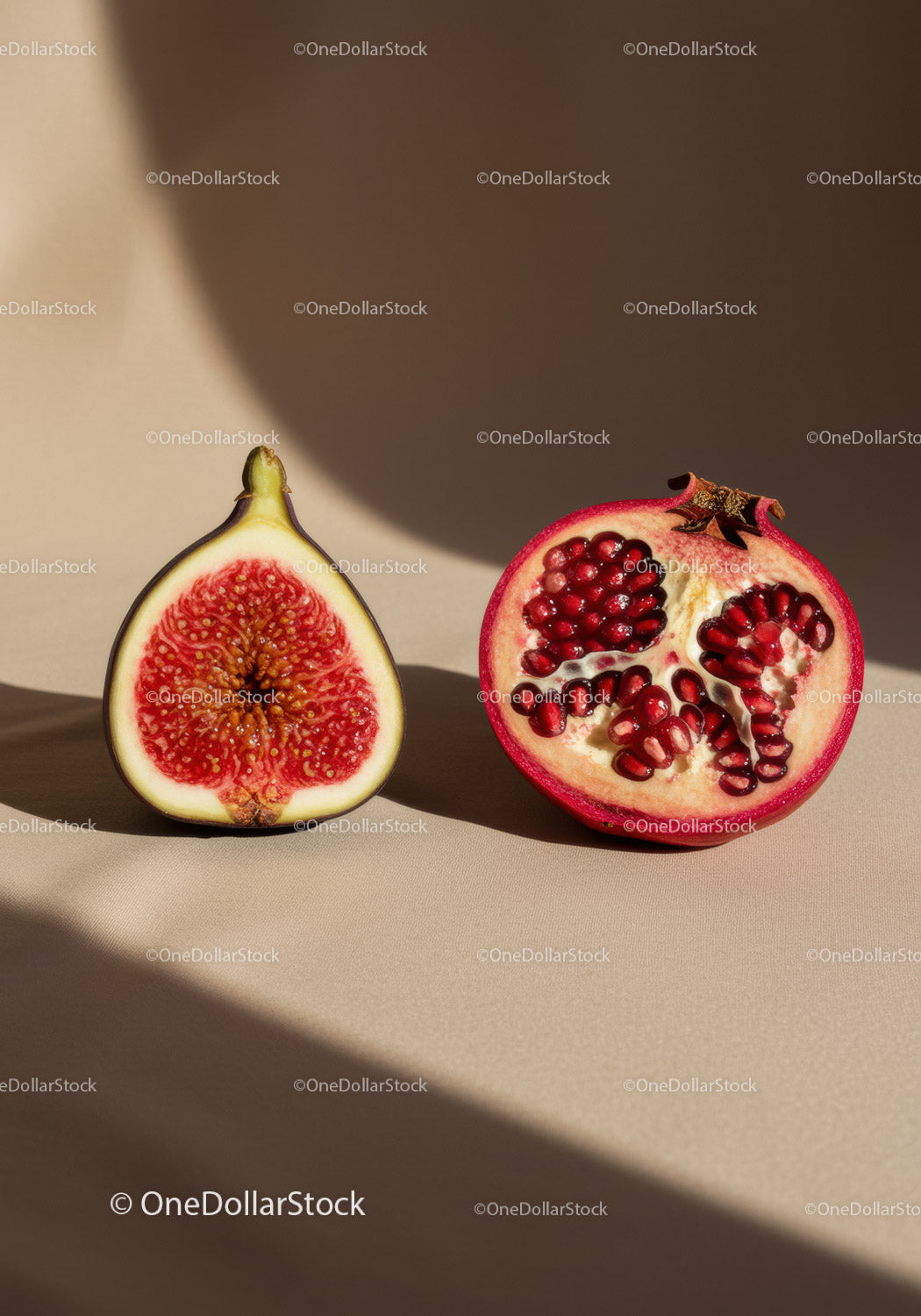 Świeże połówki fig i granatu na beżowym tle