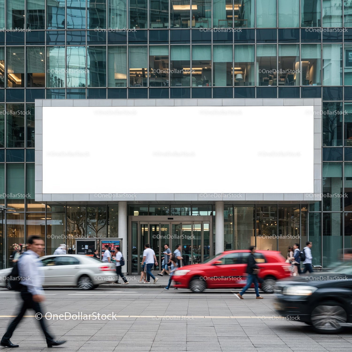 Ruchliwa ulica miejska z pustym billboardem na budynku biurowym
