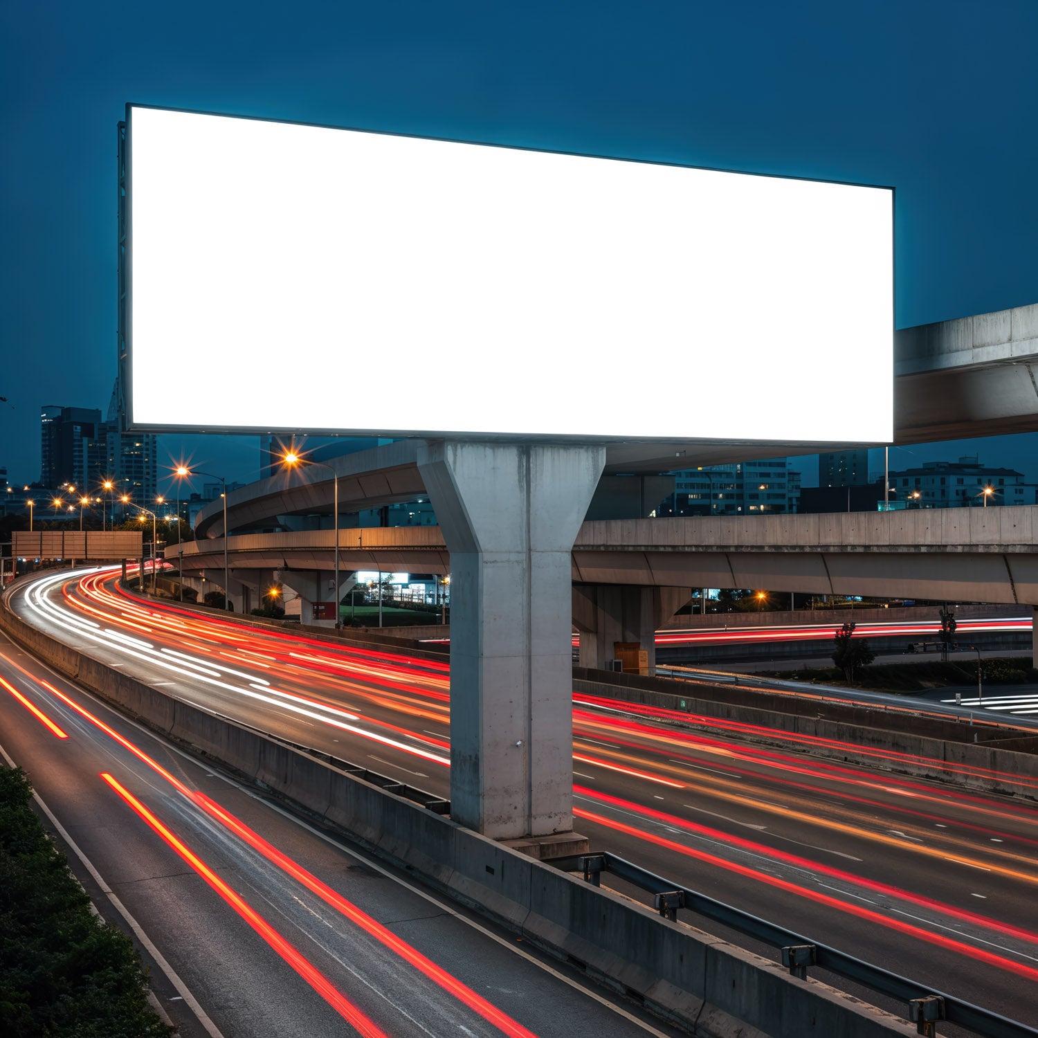 Pusty billboard nad ruchliwą, oświetloną autostradą miejską w nocy