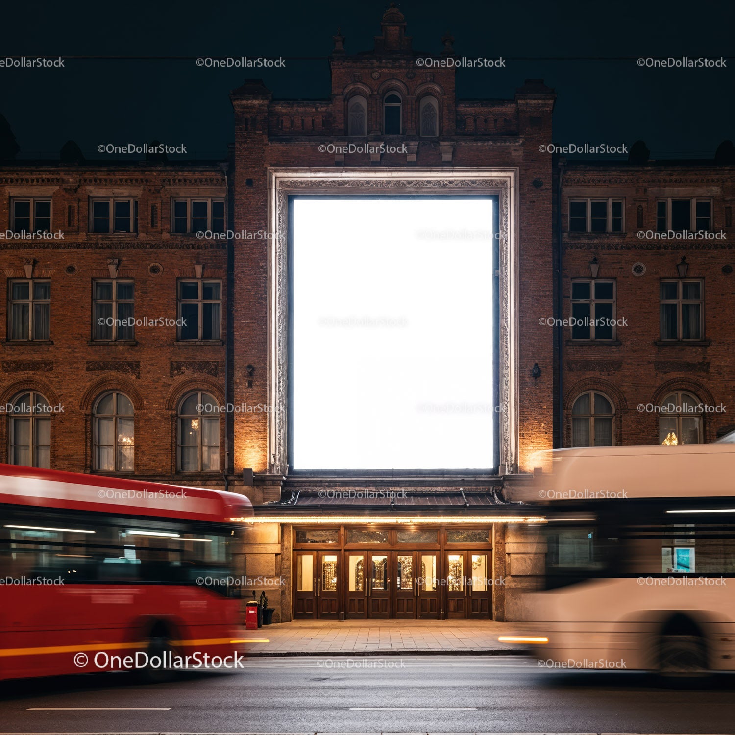 Zabytkowy ceglany budynek z oświetloną, pustą tablicą reklamową w nocy