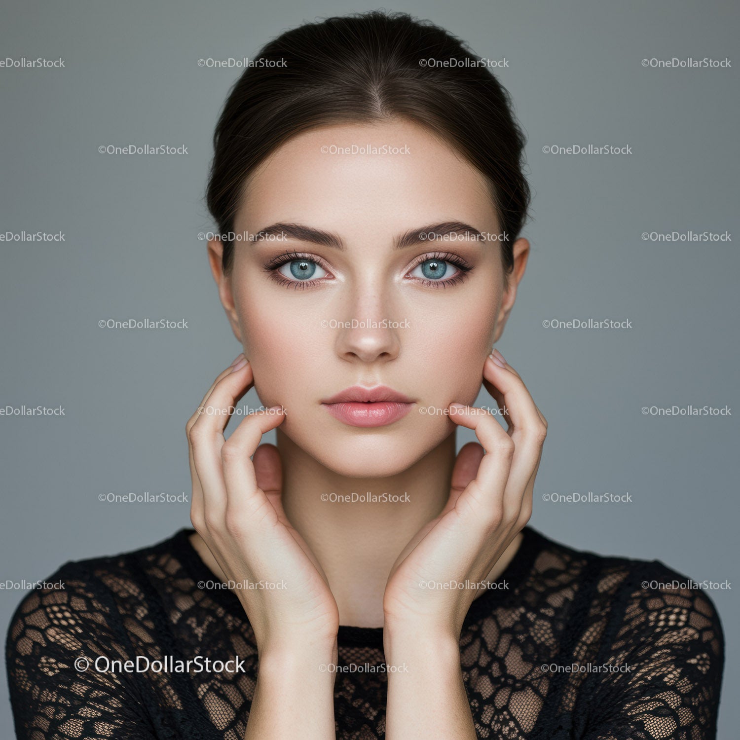 Portret eleganckiej kobiety o niebieskich oczach i nieskazitelnej cerze
