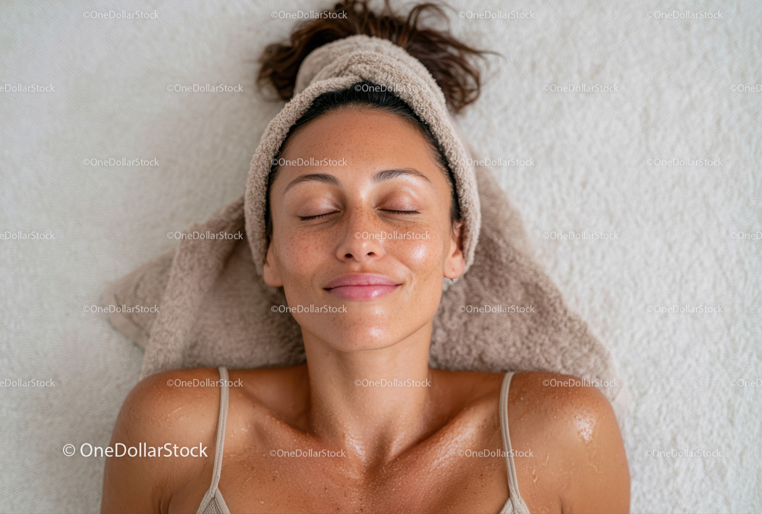 Relaksujący zabieg spa na twarz dla kobiety korzystającej z zabiegów pielęgnacyjnych skóry