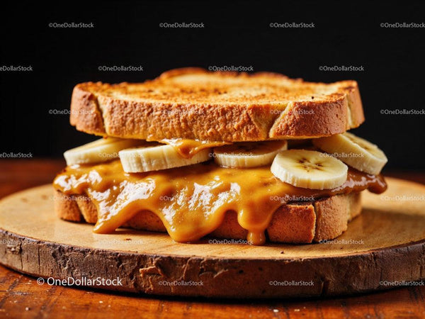 Kanapka z masłem orzechowym i bananem na tostowanym chlebie