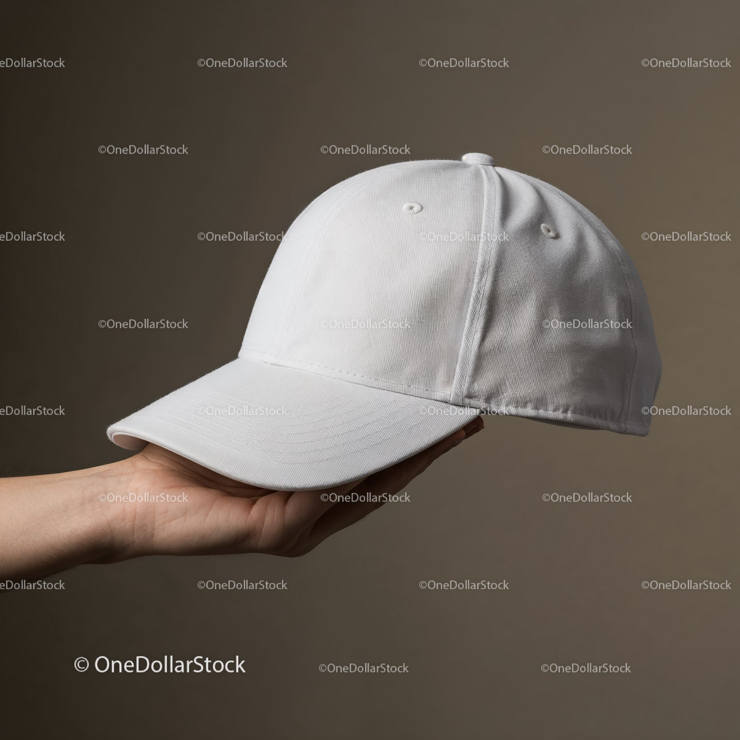 Ręka trzymająca czystą białą czapkę baseballową na brązowym tle