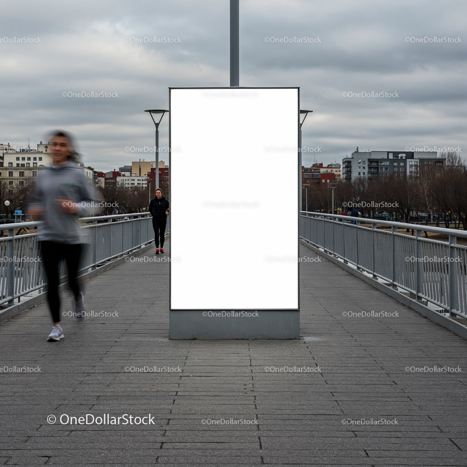 Miejski most dla pieszych z pustą tablicą reklamową