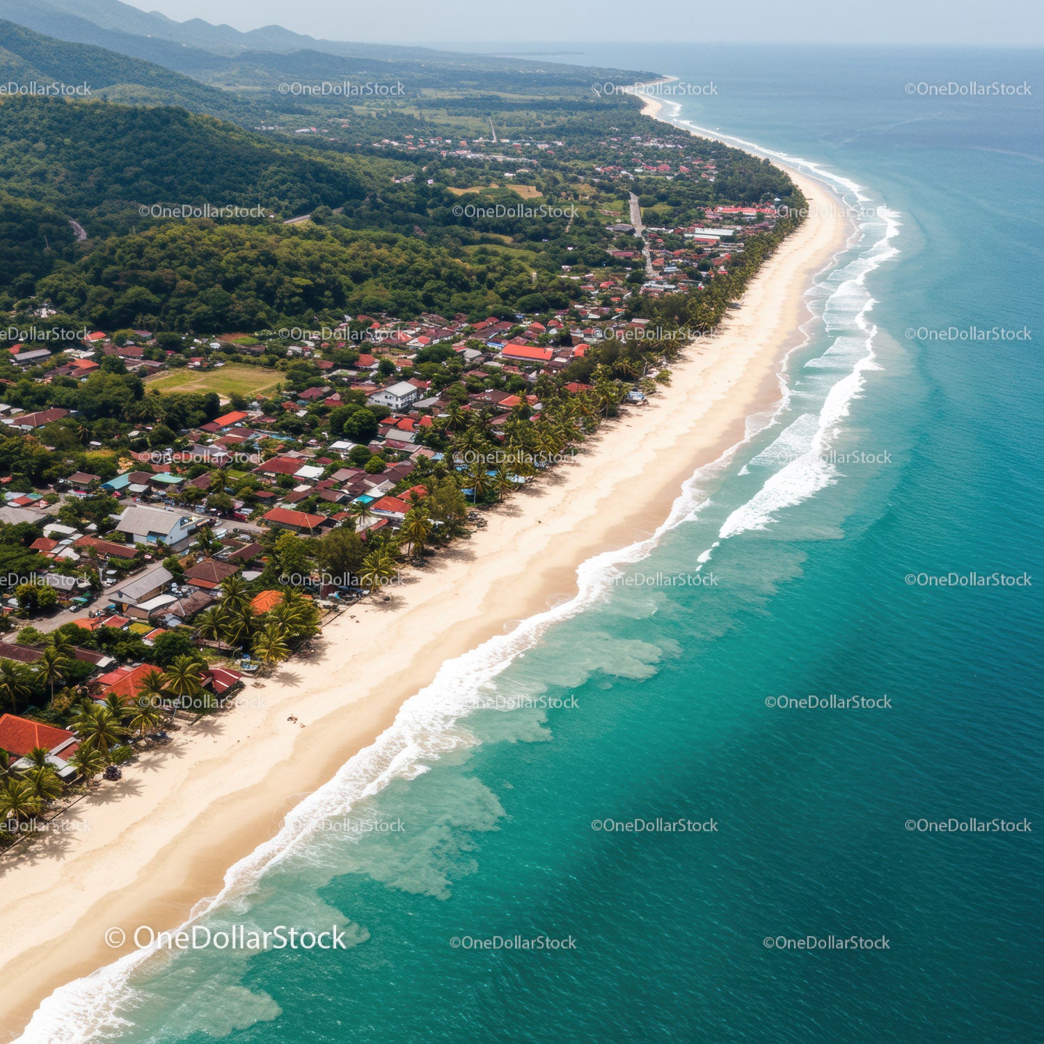 Malownicza plaża nadmorska z turkusową wodą i zielonymi wzgórzami