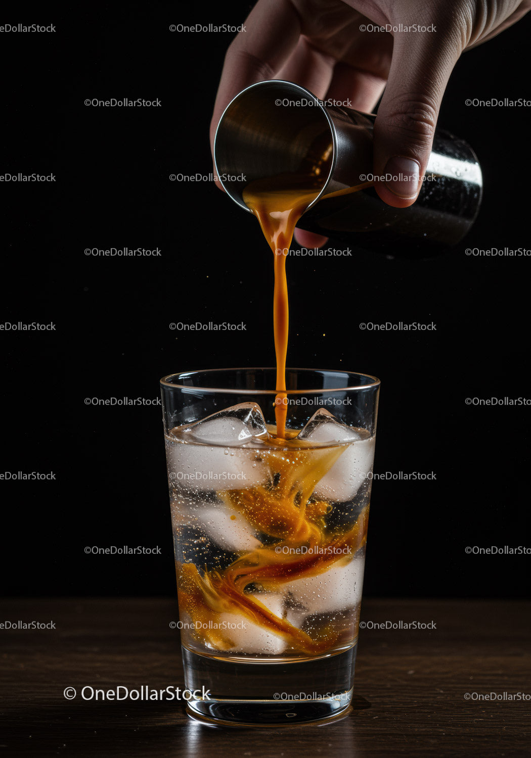 Wlewanie alkoholu do szklanki z kostkami lodu na ciemnym tle