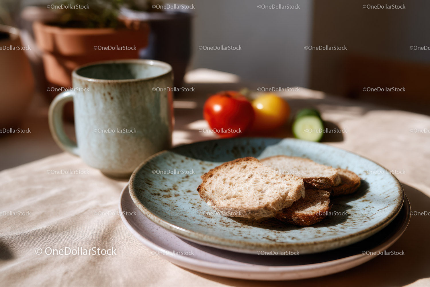 Rustykalne śniadanie z kromkami chleba, pomidorami i ogórkiem na ceramicznym talerzu