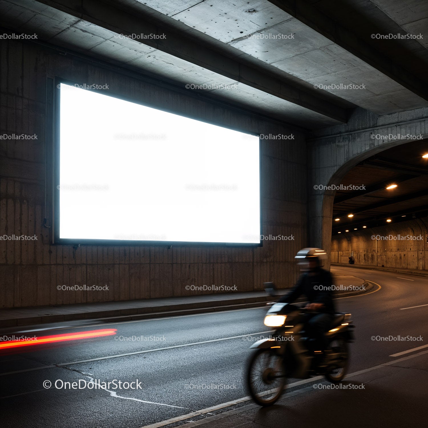Motocyklista przejeżdżający przez słabo oświetlony tunel miejski