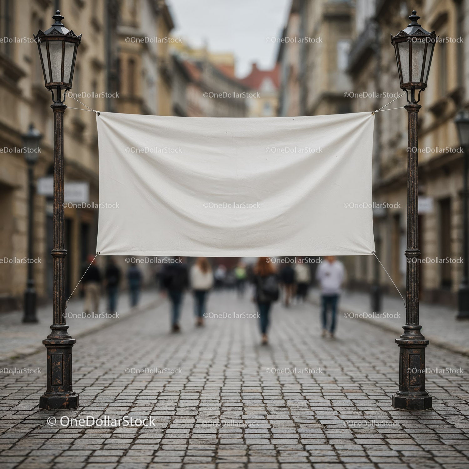 Pusty baner wiszący między zabytkowymi latarniami ulicznymi na Starym Mieście
